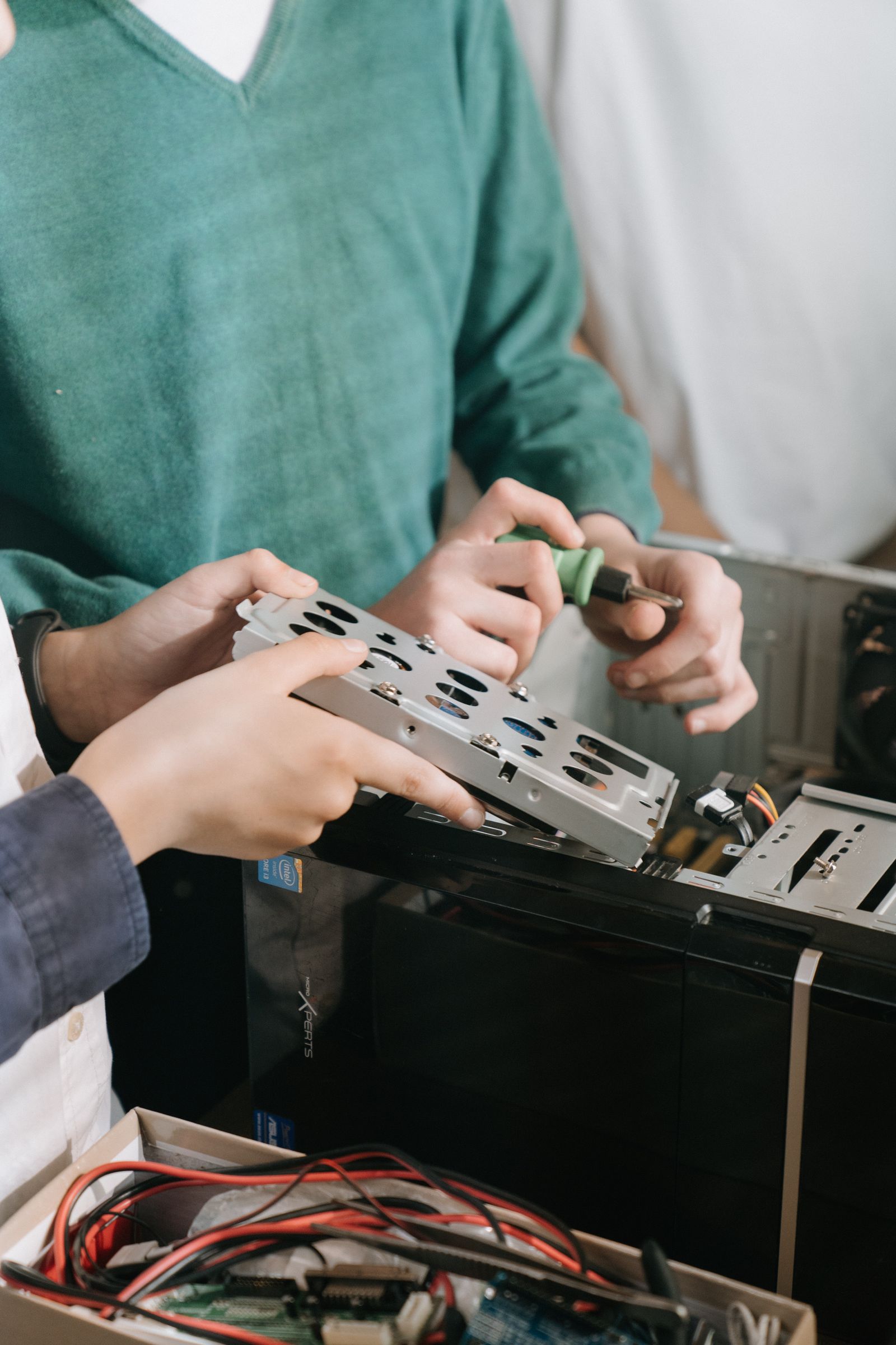 Tecnici al lavoro su componenti elettronici e hardware informatico