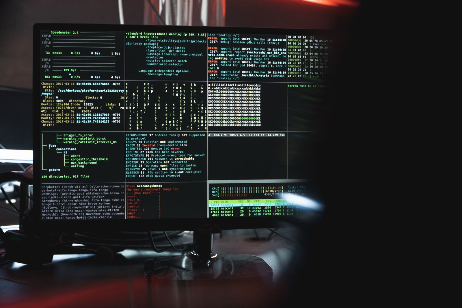 Postazione informatica con terminale Linux aperto per analisi tecnica