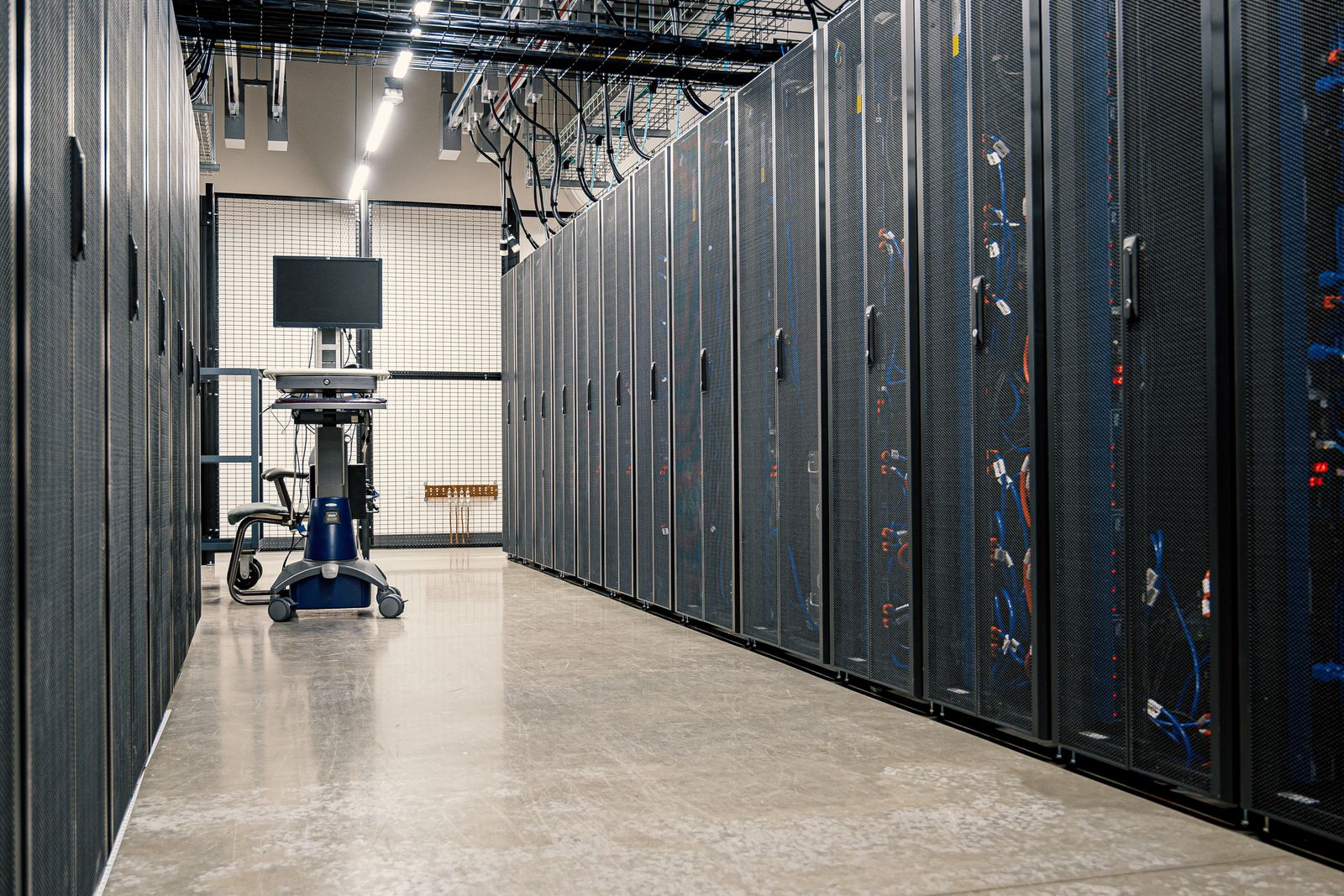 Corridoio tecnico con armadi rack e server in funzione